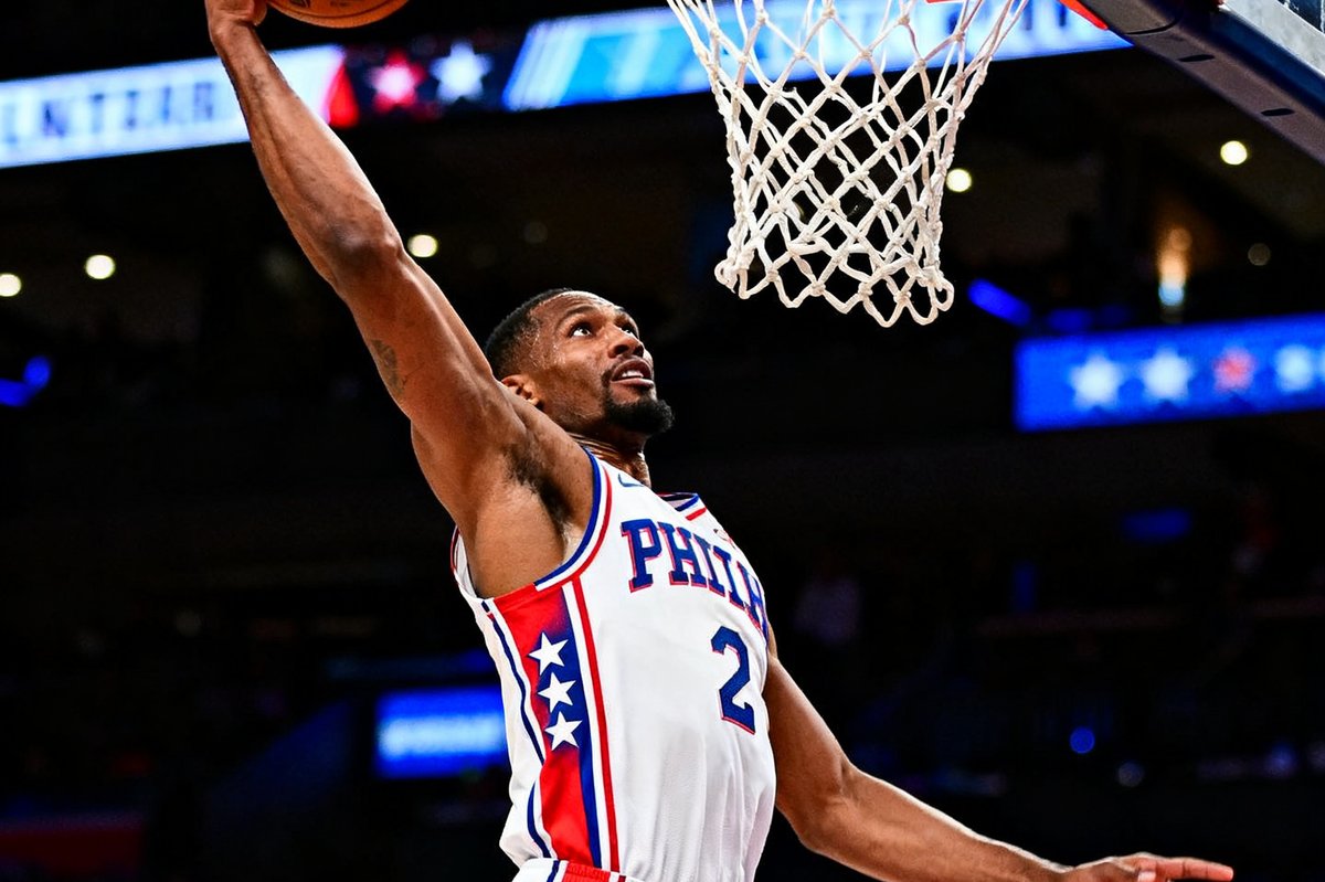 NBA全明星赛扣篮大赛中，球员从罚球线起跳在空中完成转体360度暴扣，篮球穿过篮网的瞬间被定格